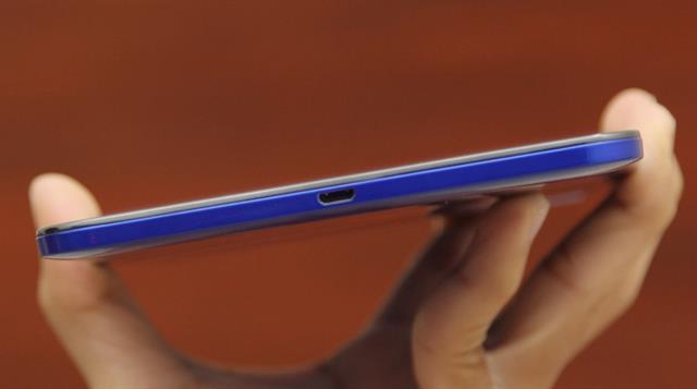 Đáy máy có cổng microUSB/ jack sạc