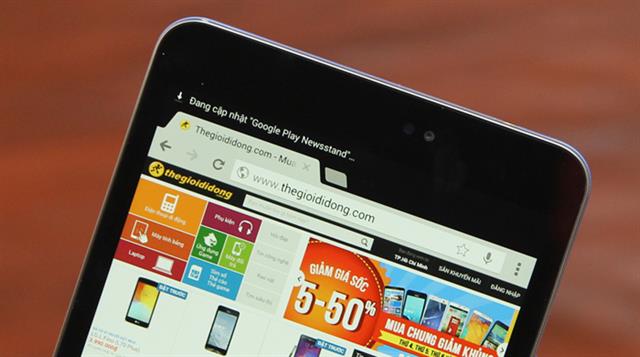 Viền màn hình phía trên có camera phụ 1.2MP