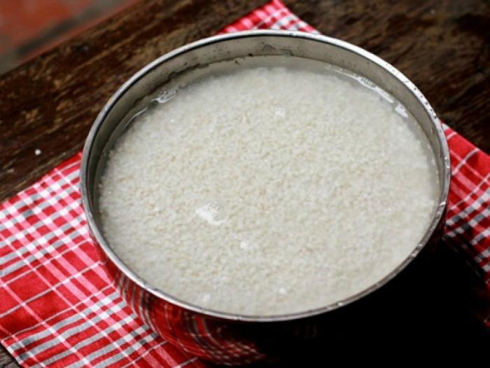 Ngâm gạo nếp chừng 3 – 4 tiếng trước khi nấu