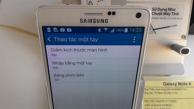 Để kích hoạt tính năng này, bạn vào Cài đặt > Hiển thị và Hình nền > Thao tác một tay