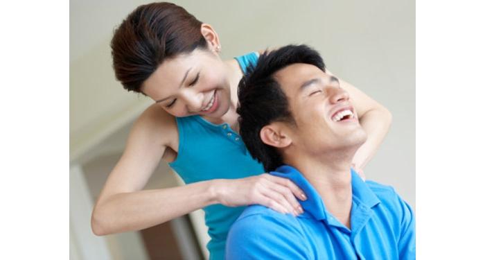 Thắt chặt tình thân bằng những hành động nhỏ Khi xem tivi kết hợp với massage tập thể > Thắt chặt tình thân bằng những hành động nhỏ