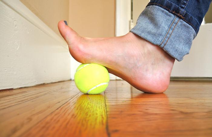 Vừa mát xa chân vừa xem tivi Khi xem tivi kết hợp với massage tập thể > Vừa mát xa chân vừa xem tivi