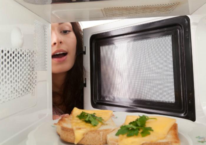 Bố trí thức ăn để giữa lò vi sóng sẽ chín nhanh hơn 5 lời khuyên khi sử dụng lò vi sóng > Bố trí thức ăn để giữa lò vi sóng sẽ chín nhanh hơn