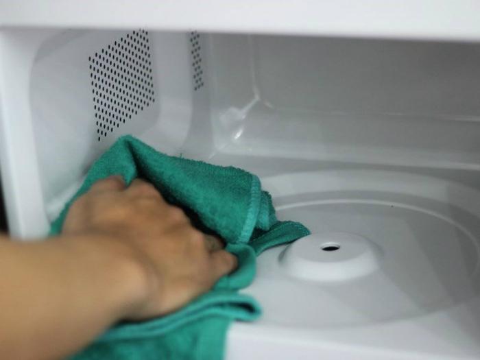 Dùng khăn mềm với nước chanh và giấm để vệ sinh lò vi sóng 5 lời khuyên khi sử dụng lò vi sóng > Dùng khăn mềm với nước chanh và giấm để vệ sinh lò vi sóng