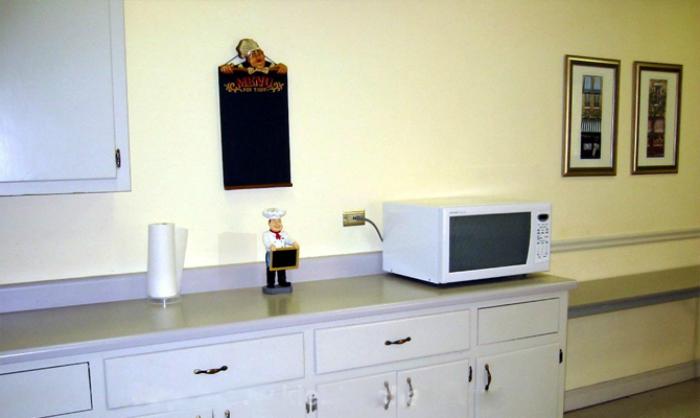 Đặt lò vi sóng trên cao và tránh xa các thiết bị điện khác 5 lời khuyên khi sử dụng lò vi sóng > Đặt lò vi sóng trên cao và tránh xa các thiết bị điện khác