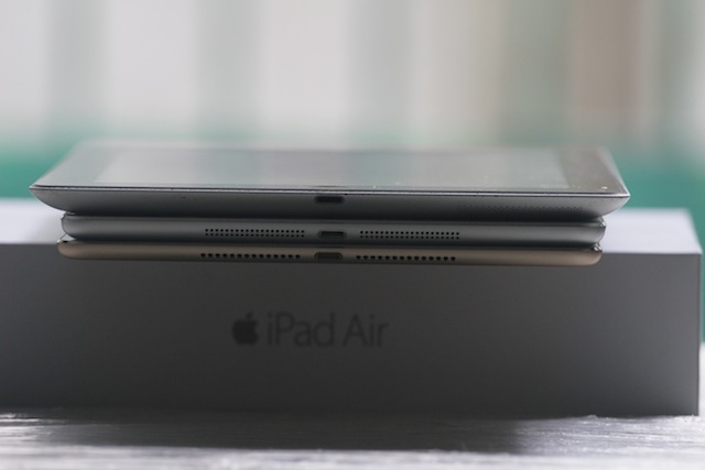 Vị trí cắm cáp sạc và hai dãy loa giữ nguyên qua 3 thế hệ dù thiết kế hai dãy loa đã được thay đổi