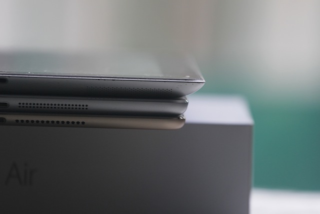 Vị trí cắm cáp sạc và hai dãy loa giữ nguyên qua 3 thế hệ dù thiết kế hai dãy loa đã được thay đổi