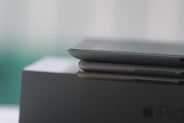 Vị trí cắm cáp sạc và hai dãy loa giữ nguyên qua 3 thế hệ dù thiết kế hai dãy loa đã được thay đổi