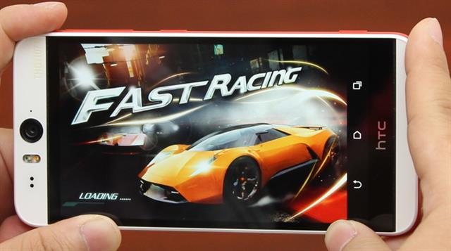 Dùng SoC Qualcomm Snapdragon 801 với bốn nhân Krait 400 xung nhịp 2.26 GHz, kết hợp cùng thanh RAM 2GB, ROM 16GB (hỗ trợ microSD 128GB) và khởi chạy cùng nền tảng Android KitKat khi bán ra