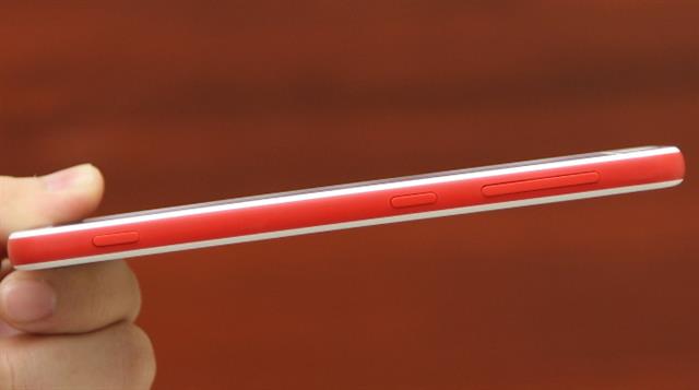 Cạnh phải có nút nguồn, nút chụp ảnh chuyên dụng và nút chỉnh âm lượng