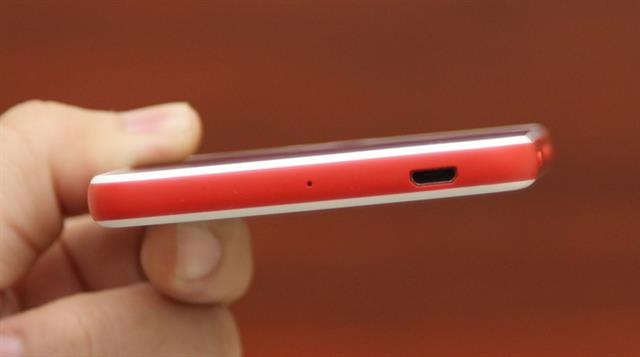 Đáy máy có cổng microUSB/ sạc pin và lỗ mic thứ 2 