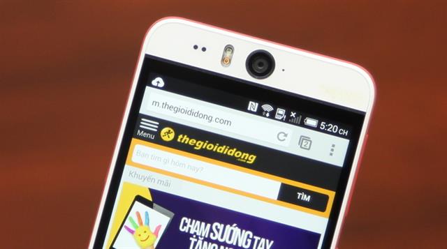 Viền màn hình phía trên có camera phụ 13MP, đèn LED Flash, lỗ mic, bộ đôi  cảm biến và dải loa thoại nằm lệch xuống phía dưới đôi chút