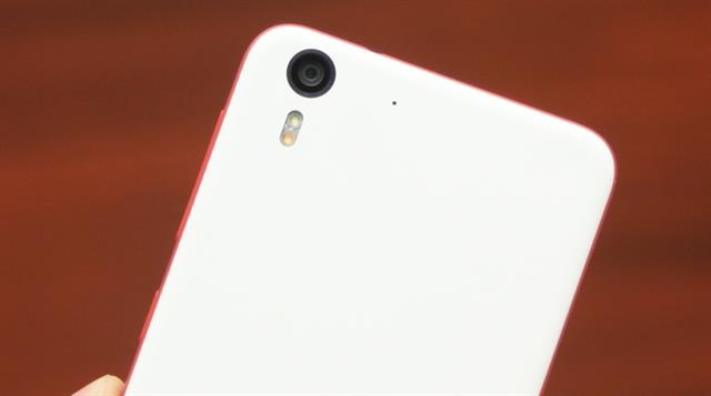 Phần trên của mặt sau có camera chính 13MP, đèn LED Flash và lỗ mic thứ 3