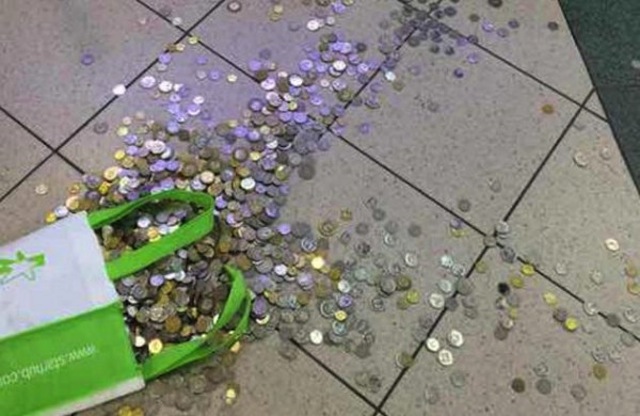 Túi tiền xu bị vất ra đất