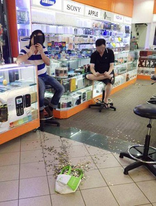 Những người đàn ông trong cửa hàng ngồi chế giễu cô gái