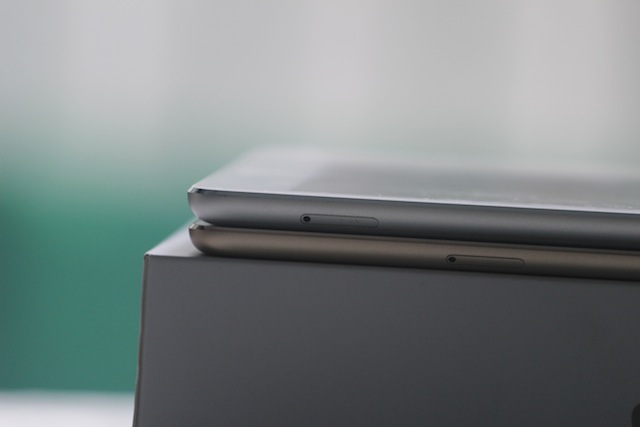 Vị trí khe SIM cũng chênh lệch so với iPad Air