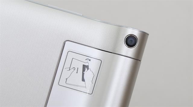 Mặt sau có camera chính 8MP (quay video FHD 1080p), khe gắn SIM và thẻ nhớ