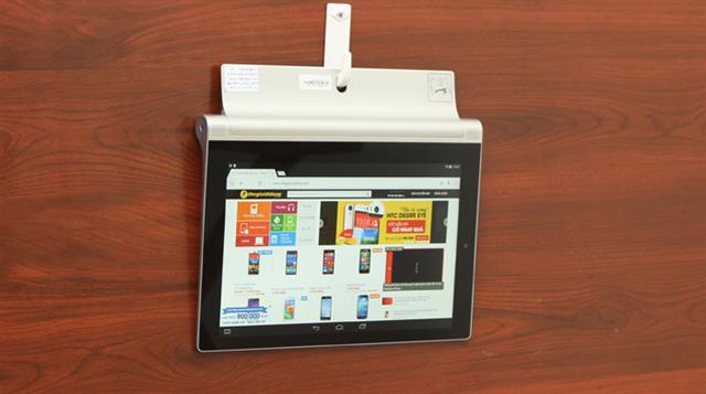 Vì chân đế được thiết kế thêm một cái lỗ khá lớn ở hồng tâm, nên bạn có thể treo máy lên ở vị trí nào đó trên tường nhà đều được