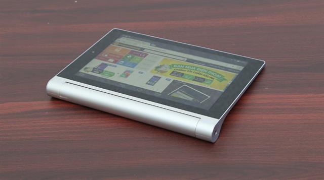 Viền màn hình phía trước có camera phụ 1.6MP cùng 2 dải loa 2 bên trụ đế