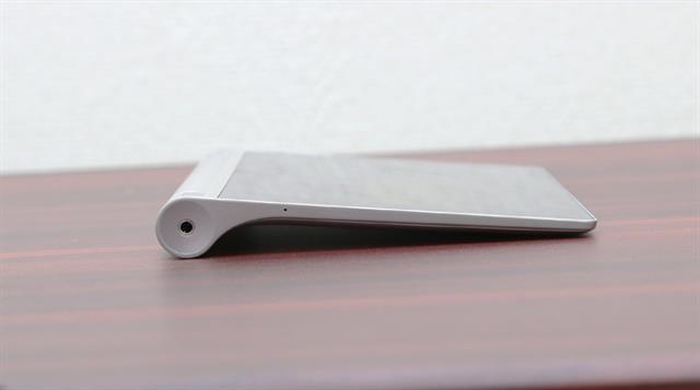 Cạnh phải có Jack âm thanh và lỗ mic