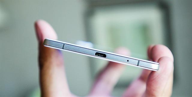 Nếu bạn muốn dùng tai nghe trên OPPO R5 thì phải sử dụng một bộ chuyển đổi âm thanh USB-3.5mm