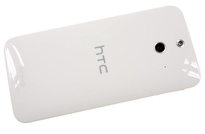 Nhựa polycarbonate là chất liệu chính cấu thành nên bề ngoài của HTC One E8