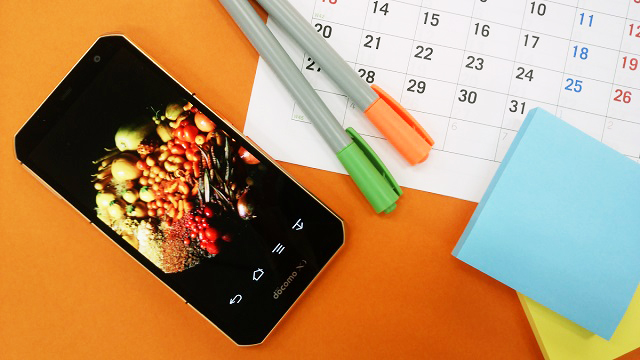 Smartphone màn hình siêu nét của Fujitsu xuất hiện với ngoại hình độc đáo