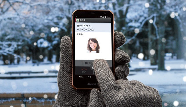 Smartphone màn hình siêu nét của Fujitsu xuất hiện với ngoại hình độc đáo