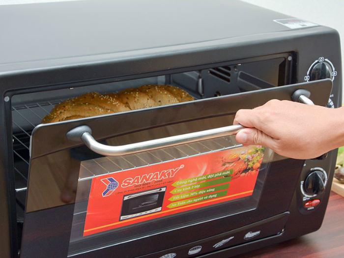 Thiết kế cửa kính 2 lớp chịu lực có tay cầm chống bỏng Làm bếp thêm thú vị và tiện lợi với lò nướng đa năng đối lưu Sanaky VH509S > Thiết kế cửa kính 2 lớp chịu lực có tay cầm chống bỏng