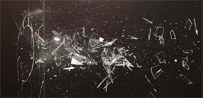 Đập vỡ kính với những cách bạn không thể tin