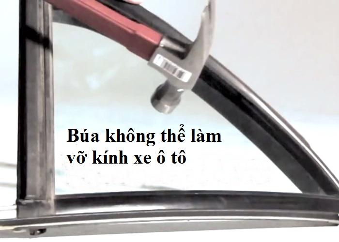 Đập vỡ kính với những cách bạn không thể tin > Làm vỡ kính xe