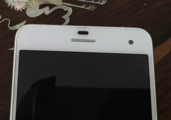 Viền màn hình phía trên có camera phụ, loa thoại và cảm biến