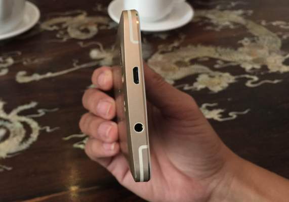 Đỉnh máy có cổng microUSB và Jack âm thanh 3.5mm