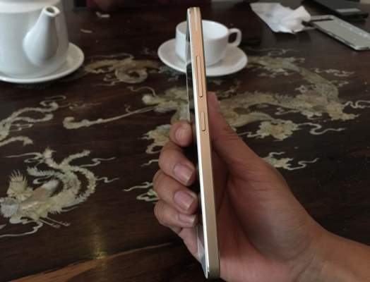 Cạnh phải có nút nguồn và nút tinh chỉnh âm lượng