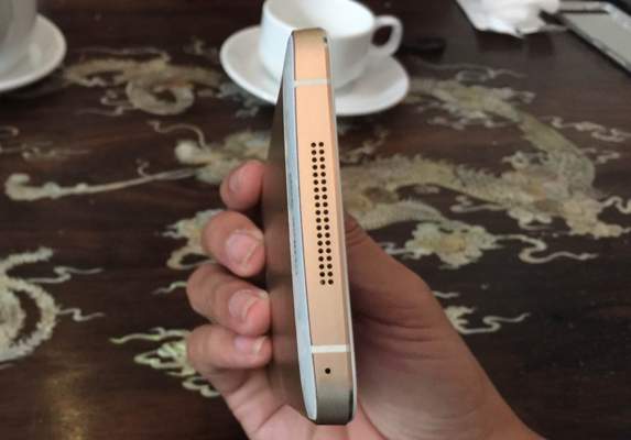 Đáy máy có dải loa ngoài khá lớn và lỗ mic