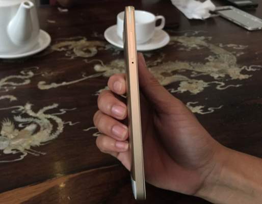 Khe cắm SIM nằm bên cạnh trái