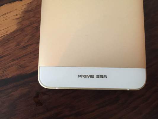 Tên máy nằm ở phần dưới mặt sau