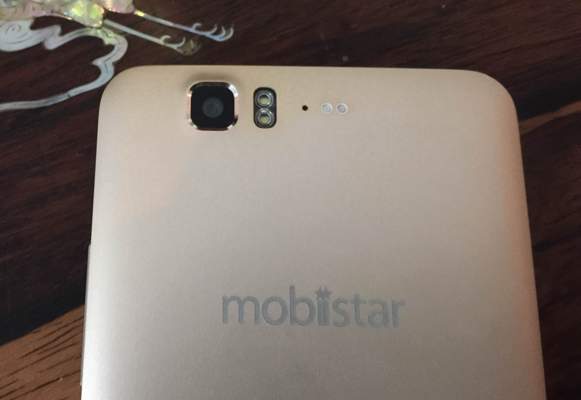 Phía trên của mặt sau nổi bật với camera chính 13MP và đèn LED Flash kép