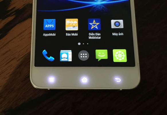 Viền dưới có 3 phím điện dụng được tích hợp đèn nền khá sáng