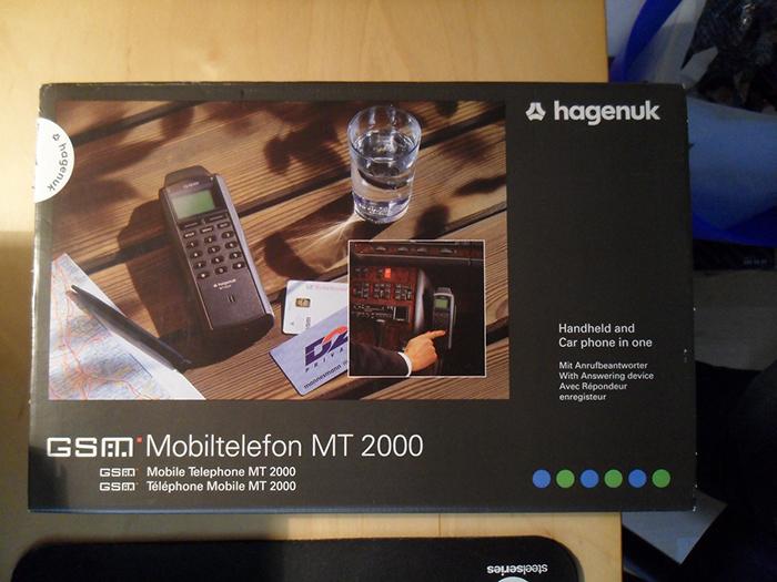 Chân dung chiếc điện thoại chơi game đầu tiên trên thế giới > Thông tin quảng cáo trên chiếc hộp của HAGENUK MT-2000
