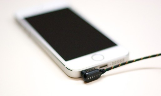 Jack cắm tai nghe nằm ở đáy máy