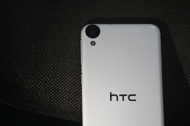 Mặt sau khá dễ bám bụi