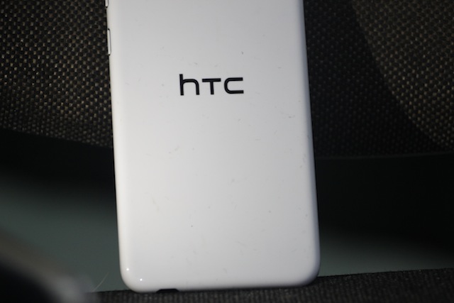 Mặt sau khá dễ bám bụi