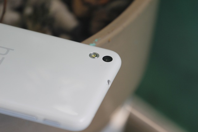 Cụm camera sau liền thân máy