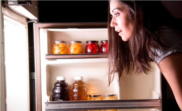 Mở tủ lạnh quá lâu cũng khiến tủ lạnh không lạnh