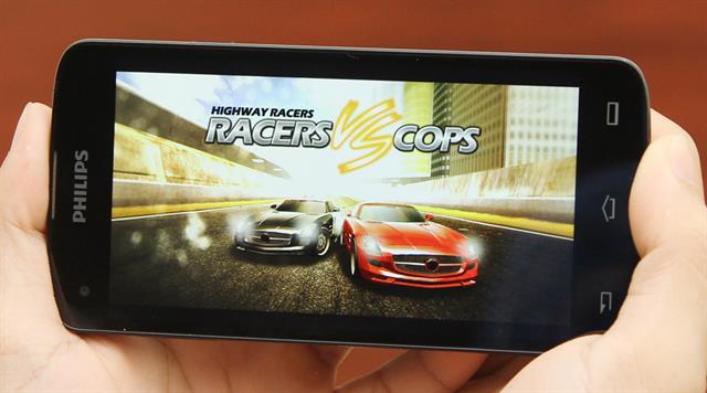 Philips i928 và i908 được thegioididong phân phối lần lượt với giá bán tham khảo khoảng 7.990.000 đồng và 6.490.000 đồng