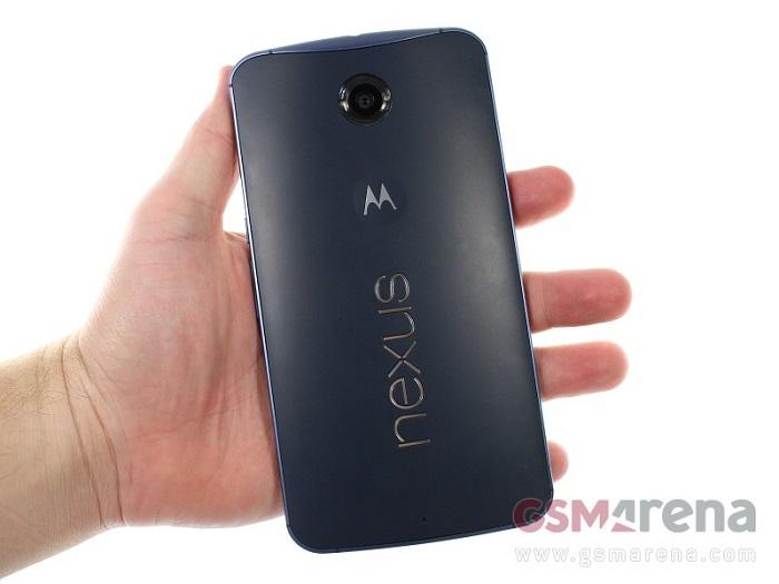 Mặt lưng nhựa gồm biểu tượng nexus và logo Motorola lõm vào trong