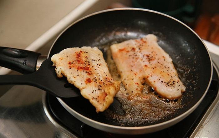 Chiên sơ thịt trước khi kho