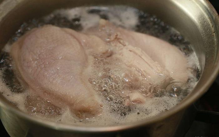 Thực hiện kho thịt