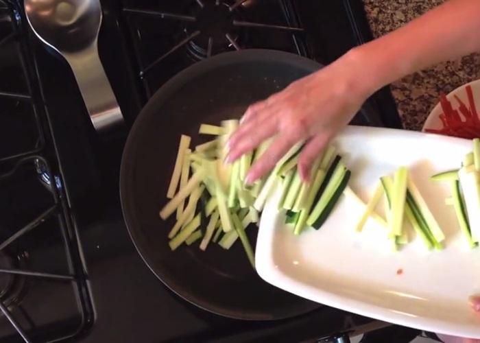 Bước 2 Xào rau củ Bibimbap Hàn Quốc kiểu Việt